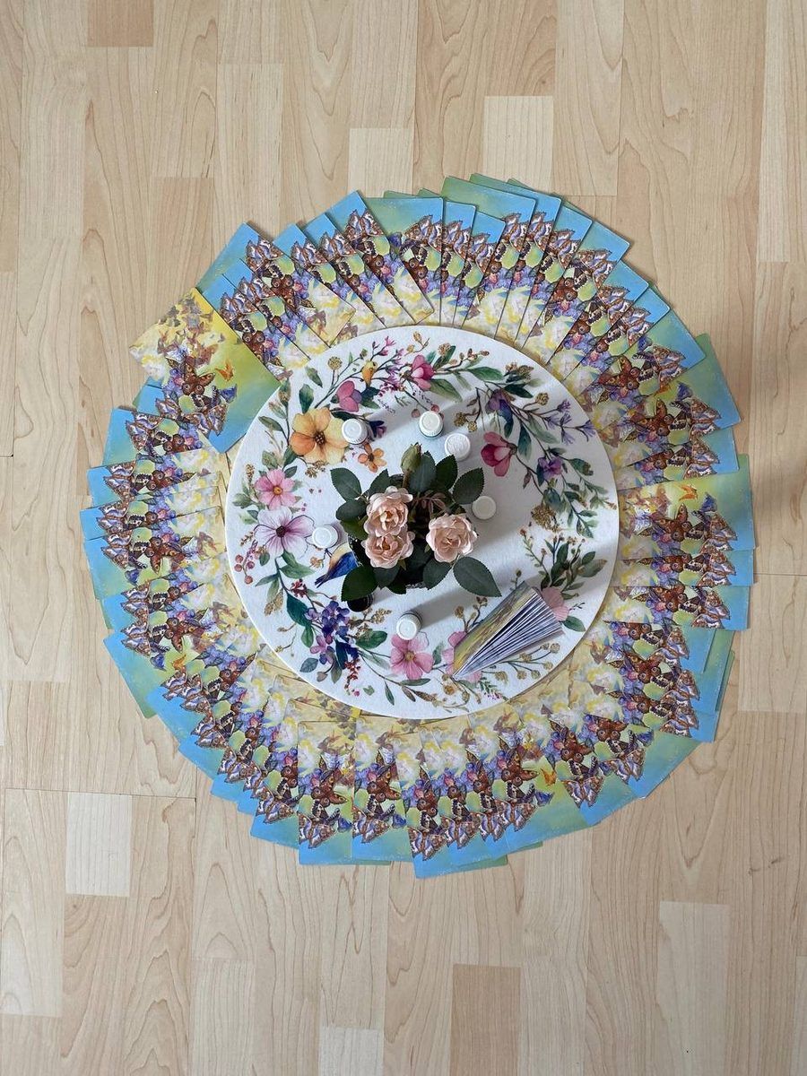 Kartenmandala am Boden