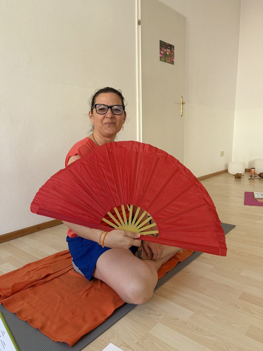 Teilnehmerin mit Qi-Gong-Fächer