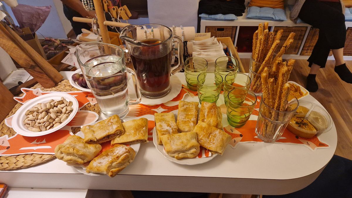 Liebevoll gedeckter Tisch mit veganer Jause