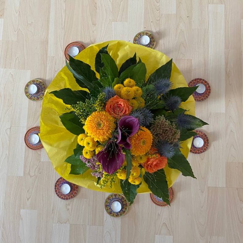 Blumenmitte mit Kerzen, von oben